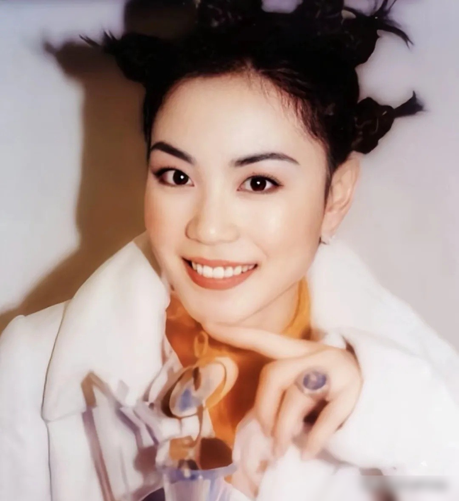 你敢信，天后当年在北京胡同里，素颜端着痰盂去公厕。1996年王菲跟窦唯奉子成婚，住的就是老四合院。一
