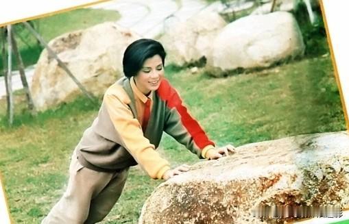 翻到一组好灵动的旧照是永远明媚的翁美玲📽️草地、石块当布景随便一摆都