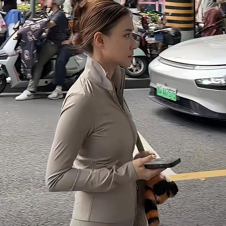 何超莲，你到底是多有钱？​一个月生活费，普通人就能买套房，这姐们儿直播时轻飘