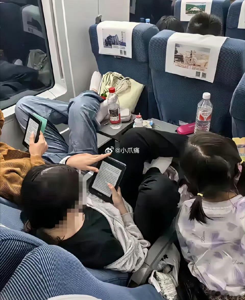 这么低素质的人，居然在看书​​​​