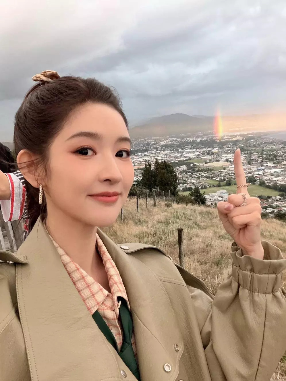 王玉雯偶遇彩虹奇景超开心张大嘴巴仿佛要吃掉彩虹