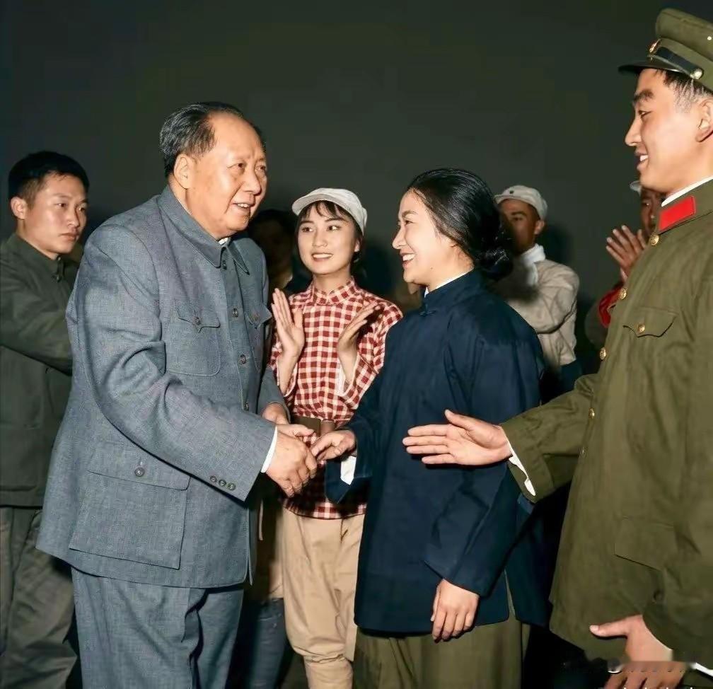 🍁毛主席亲切接见基层文艺工作者，笑容和蔼，并与大家逐一握手。在那个年代，能够
