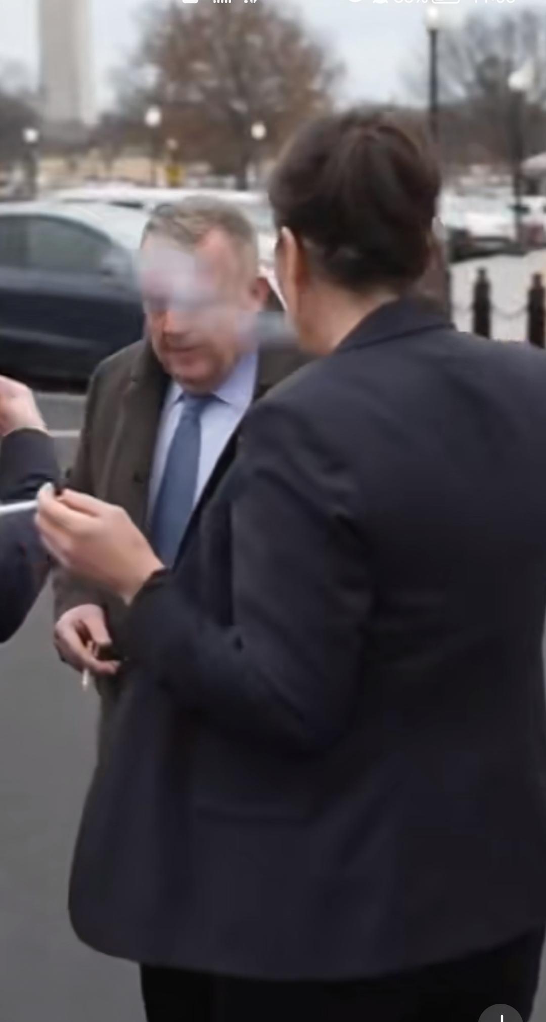 一场事关格陵兰未来的艰难会谈后，两位外交官走到户外，默默点起了一支烟。丹麦外