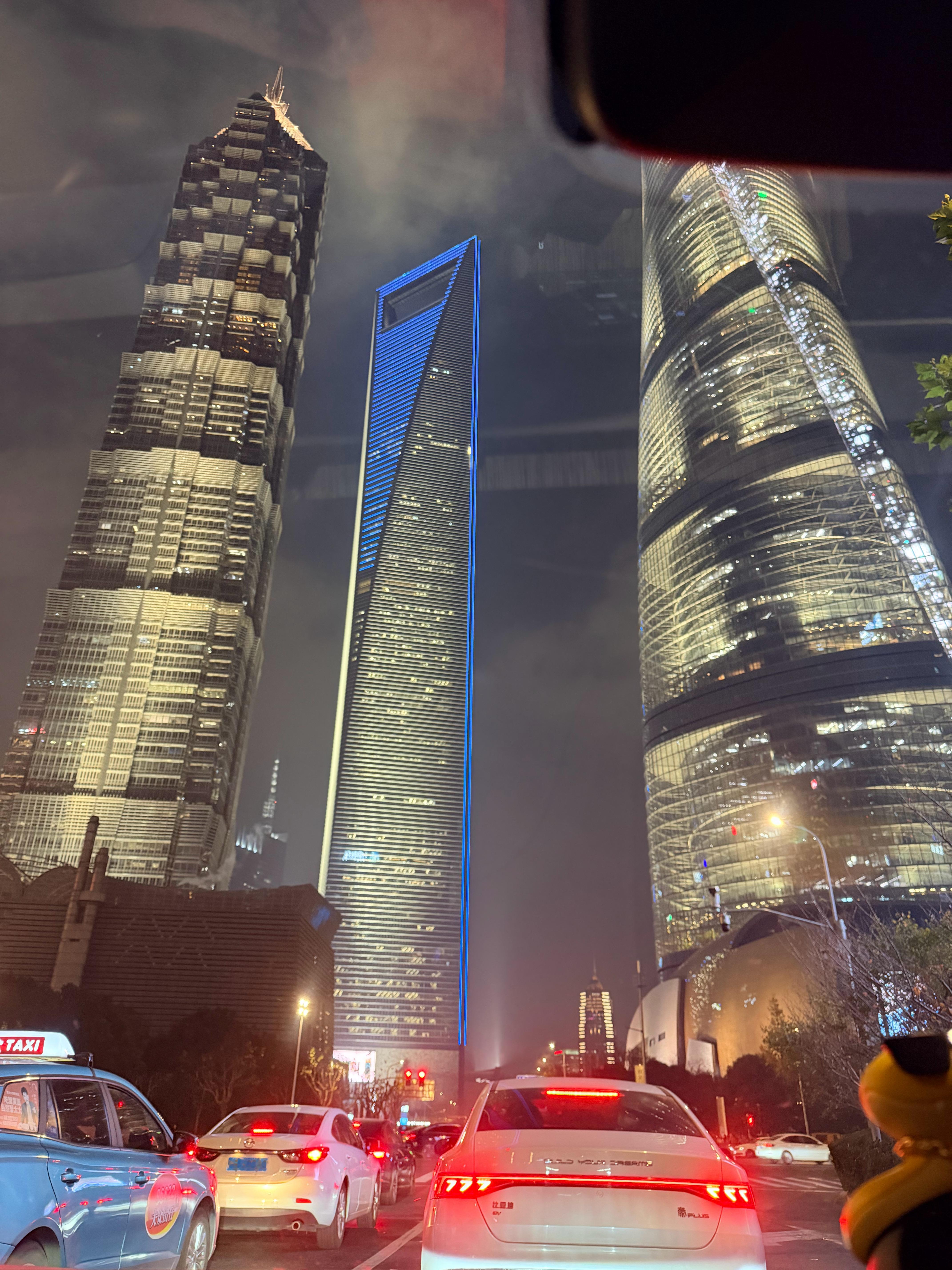 来陆家嘴了既然都是搬砖为啥不来牛屋？舒服干净又明亮，点个金拱门，吃完干活蔚来新能