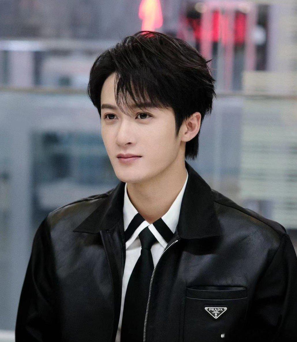 谁懂啊！檀健次为了一个分量不算重的奖项，枯坐五个小时的样子也太拼了。虽说年度星光