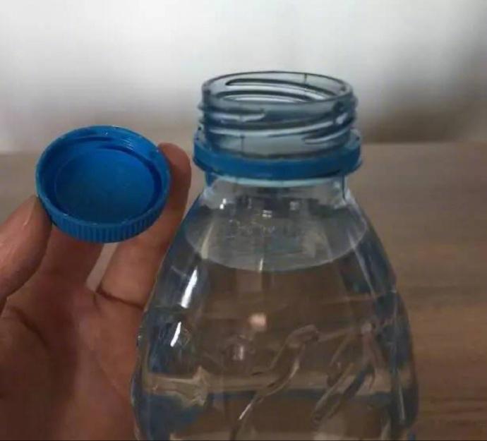 买到被洪水泡过的饮料女子发声【洪水泡过的瓶装水没开封也不能喝】瓶装水、罐装饮料如