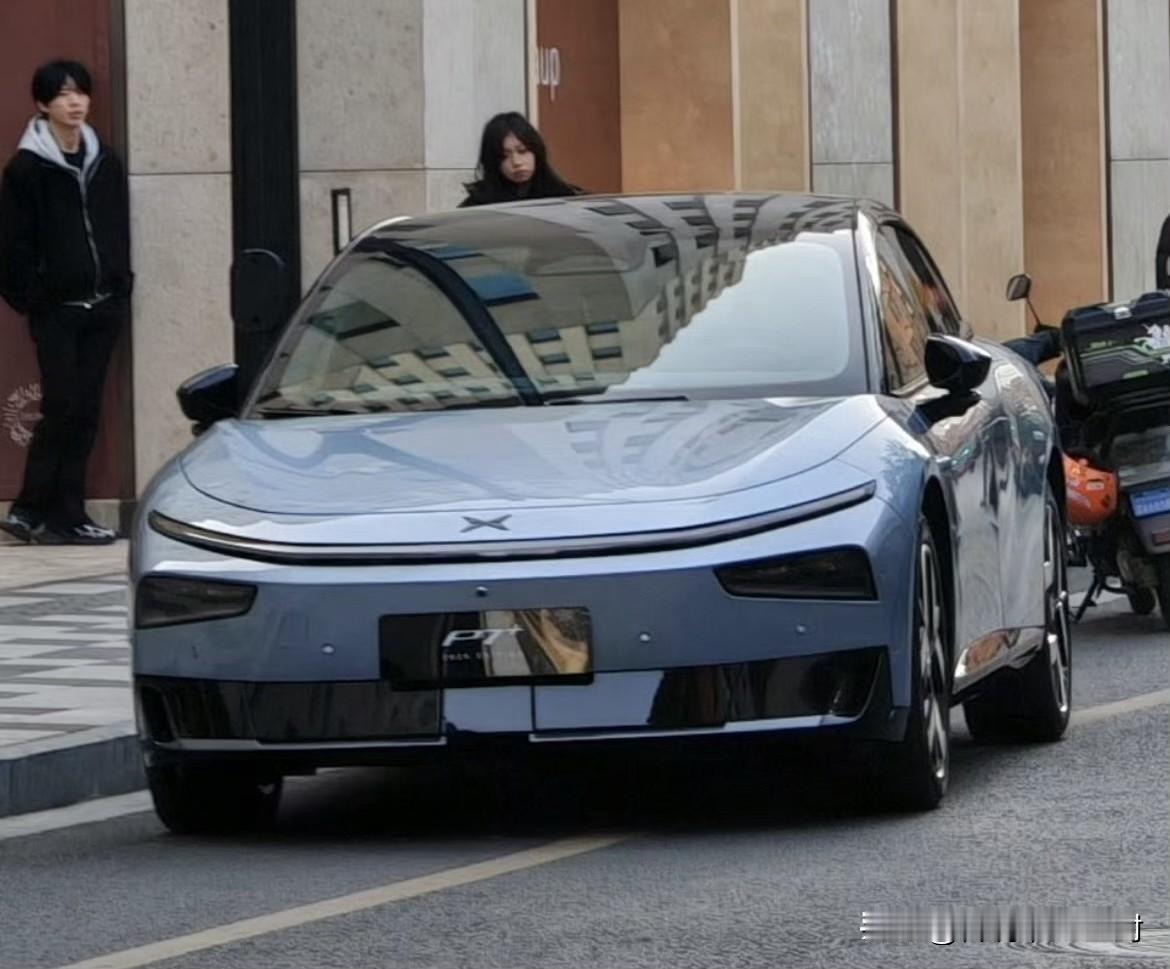 2026款小鹏P7+实车首次曝光？还是增程版。车头和车尾的造型变化还是比较明