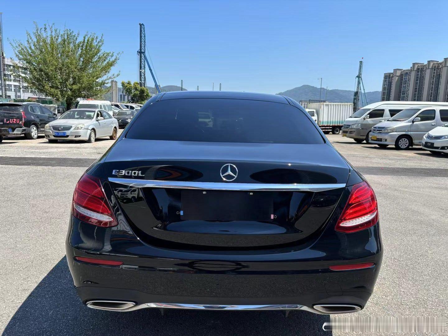 奔驰一2018款改款E300L运动豪华型，2018年6月，2.0T，AT，全景天窗，无钥匙进入启动系