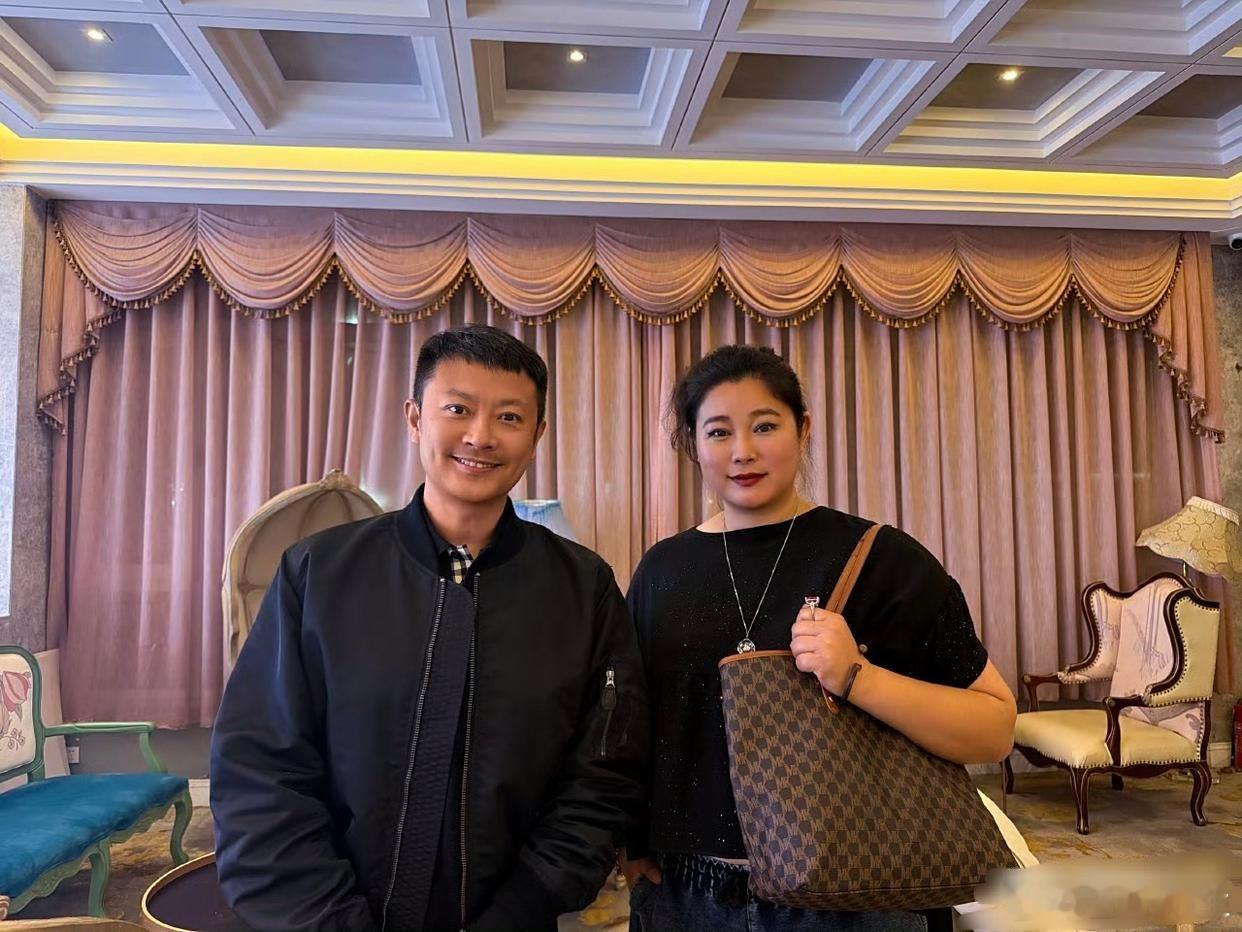 岁月不饶人啊，印小天晒与于娜的合影，岩女郎于娜变化好大好大，简直让人认不出。于娜