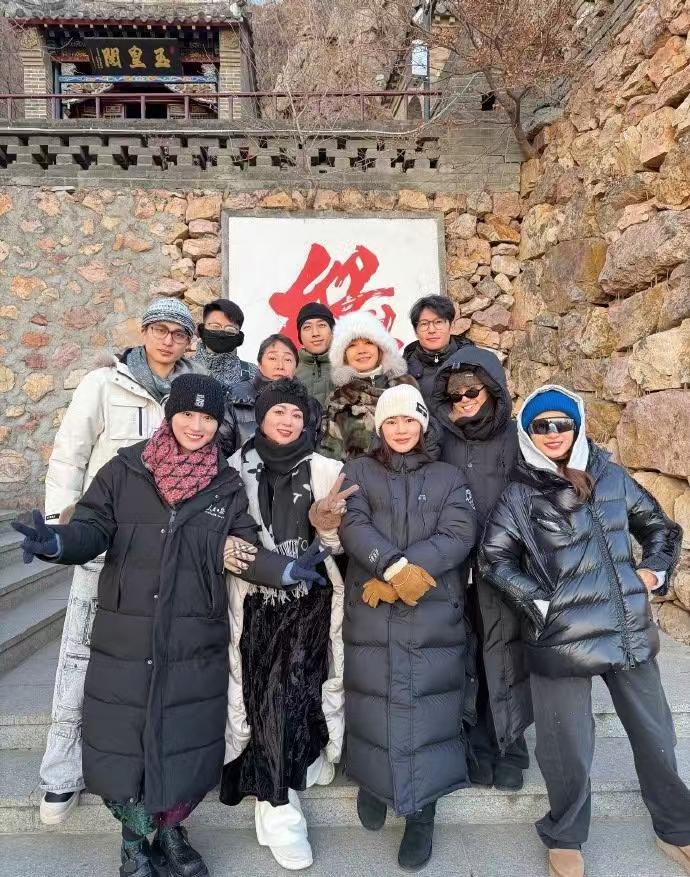 【明星扎堆辽宁大孤山！于正回应玄学质疑，黄晓明夫妇等40位艺人行程曝光】🎬