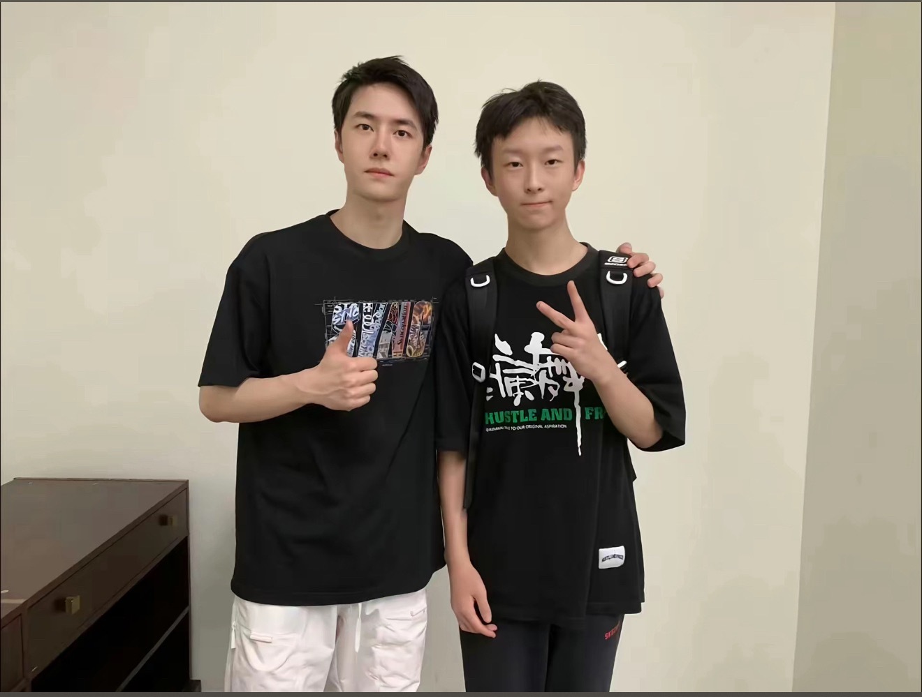 这张合照王一博真的是脸小肩宽