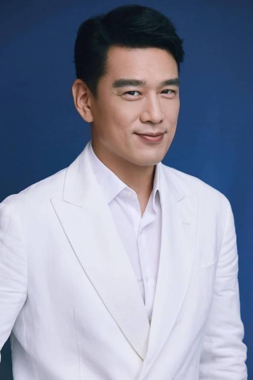 第28届上海国际电影节开幕红毯上，演员王耀庆跨界担任主持人，同时还要以影片主创身