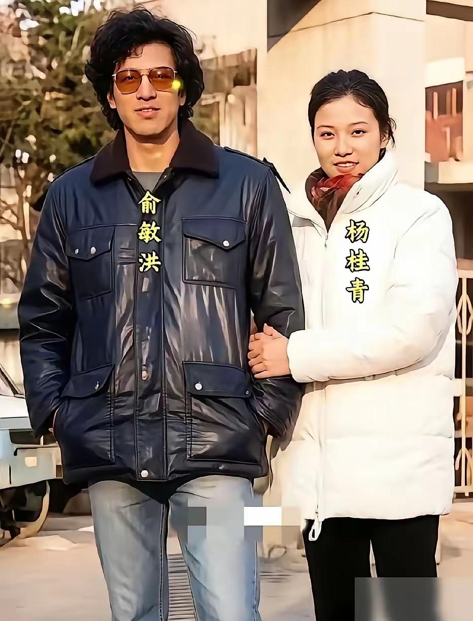 旁边这个女人也想不到，未来自己搂着的男人会这么有钱吧？