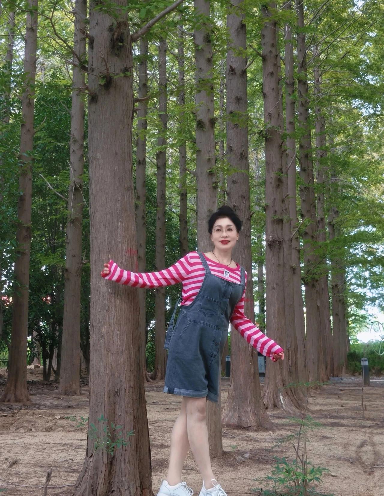 游泳久了还能艳遇，居然在池中与别人接吻。暑期，泳池里的人乌泱泱的。昨天中午，