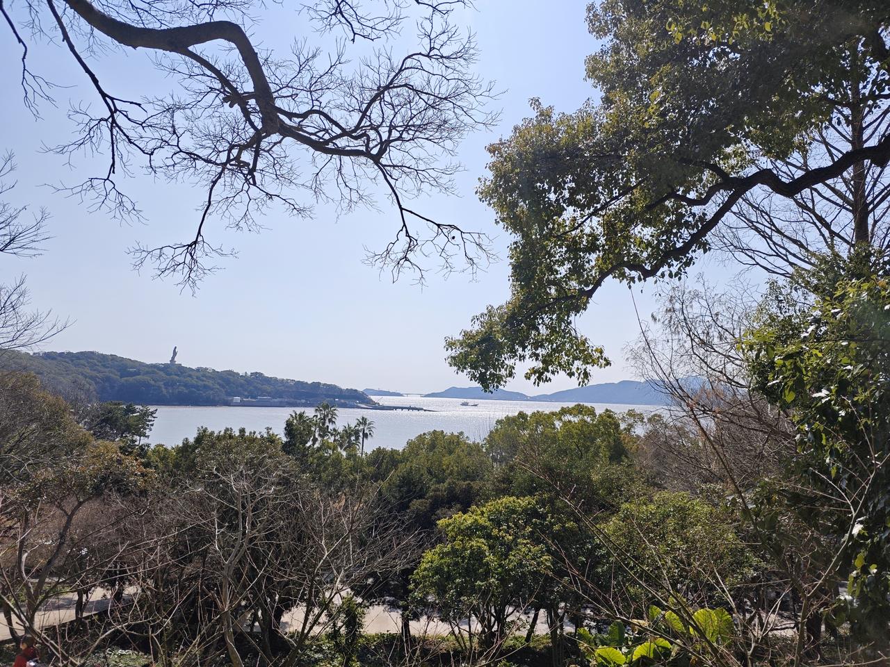 春天的普陀山很美，满眼都是绿茵盎然，慕名而来的善男信女们都十分虔诚的来普陀山寻找