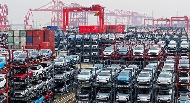 中国为啥玩命发展电动车？表面上看是为了环保，或者想在新兴产业里占个先机，可往根儿