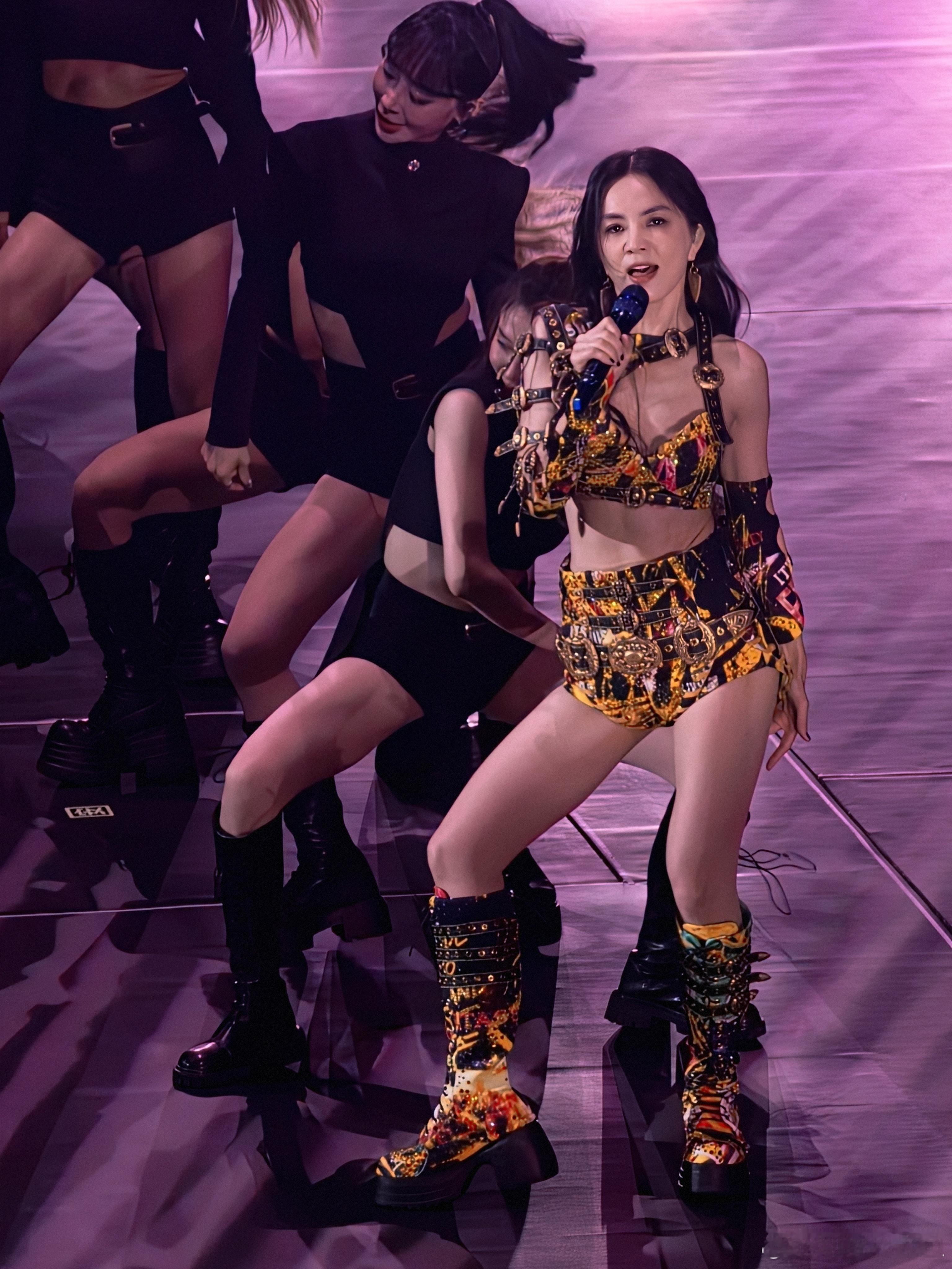 ella陈嘉桦好激动，很多经典的SHE歌曲，现在的Ella好有女人味ella
