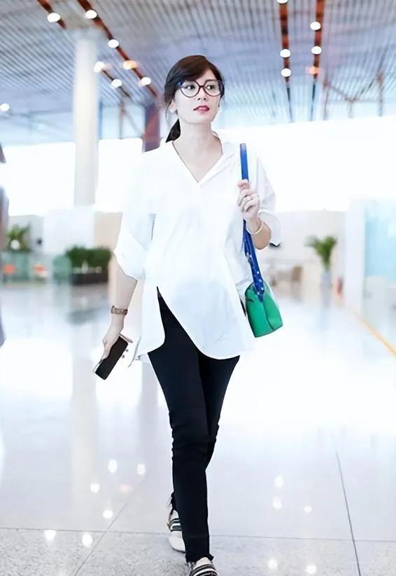 50岁贾静雯的机场穿搭太绝了！✨白衬衫+小黑裤，简约又高级，亮绿包包和穆勒鞋瞬