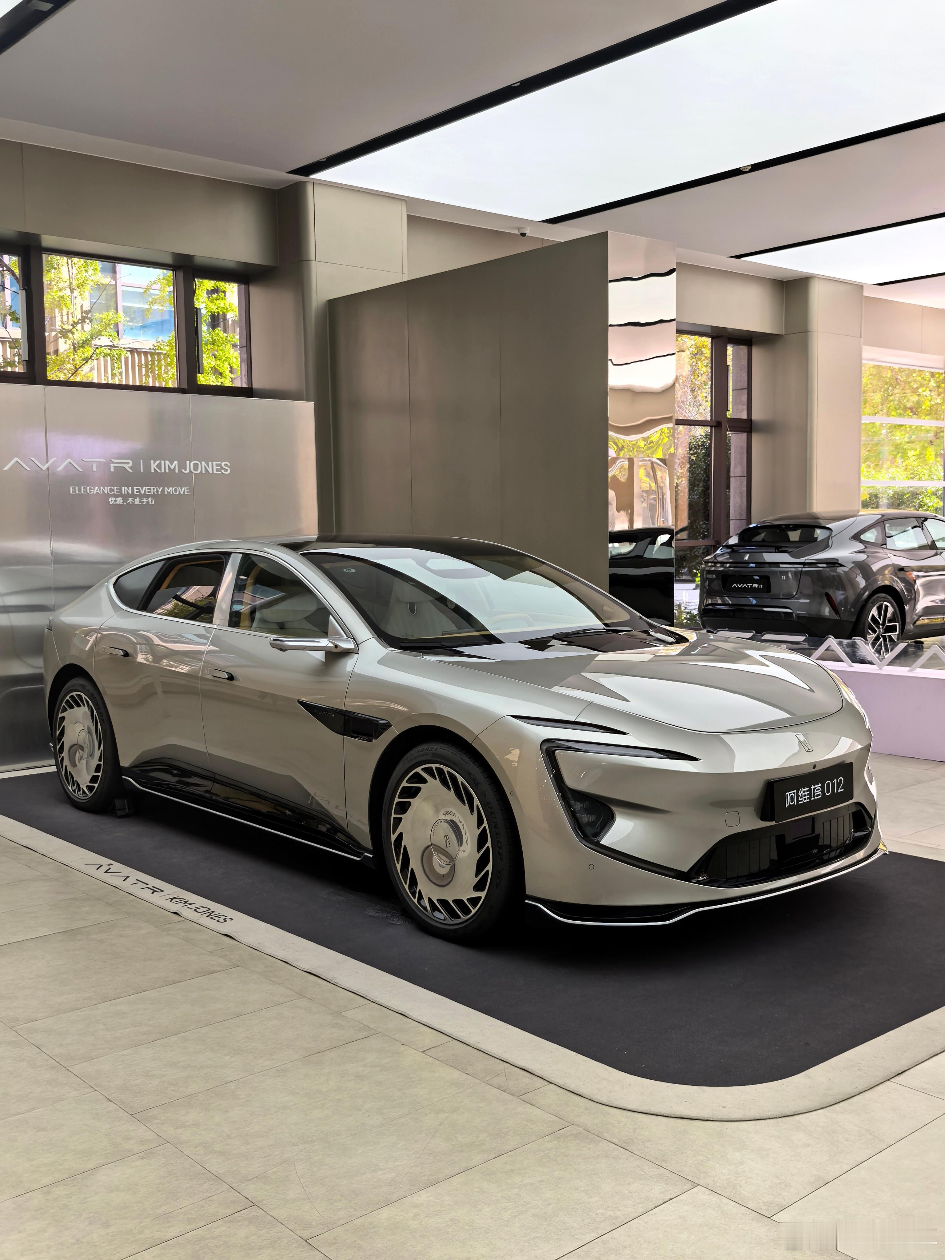 今天跑看看车，顺道蹭了顿午饭，这伙食是真不错啊！菜多肉香还有水果，比我点的外卖香