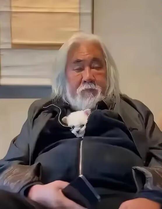 74岁的张纪中，晚年活成了不少男人嘴上羡慕的样子。打拼一辈子，名利、钱财、地