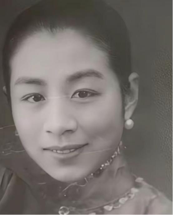 1947年，57岁北交大校长张福运，趁妻子熟睡，悄悄来到17岁养女房间。不久后养