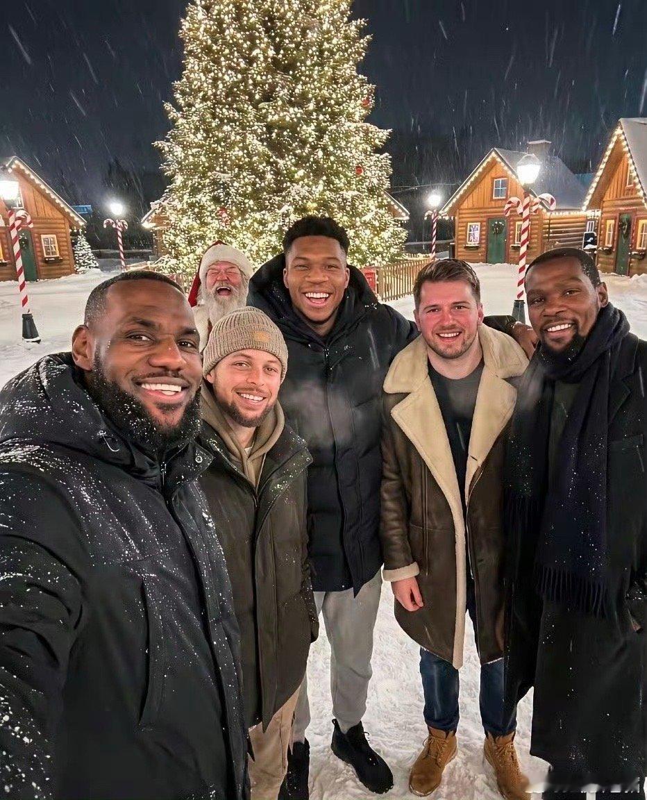 NBA顶流男团圣诞节雪地打卡詹皇、库里、字母哥、东契奇、杜兰特，这组合直接违反了