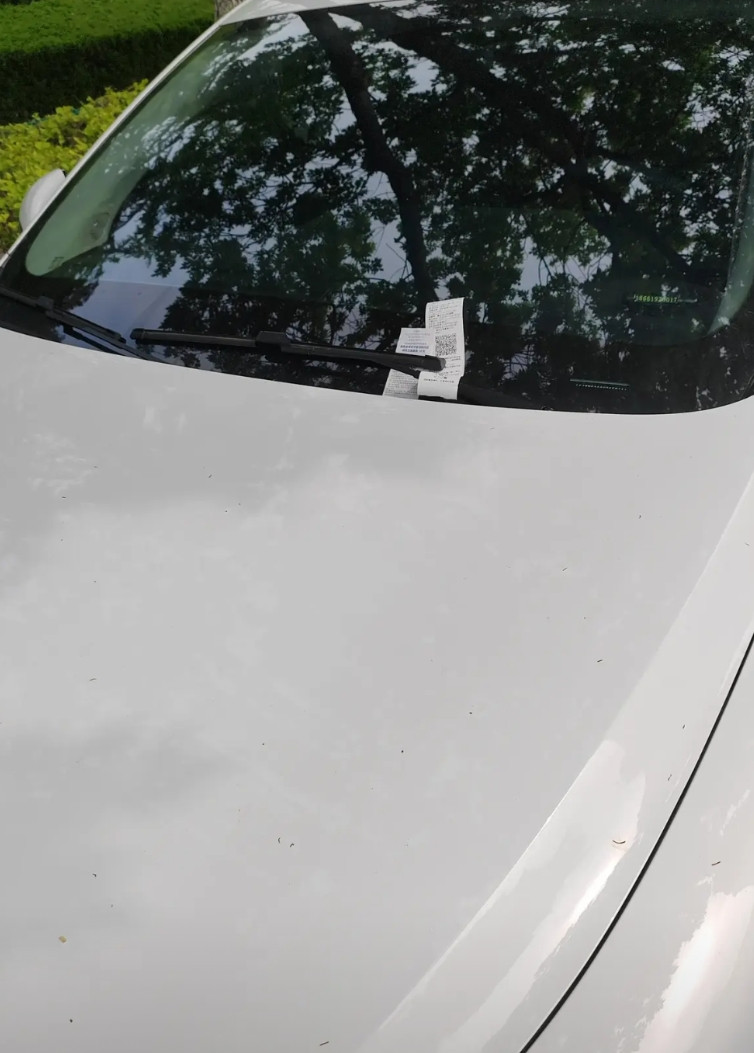 今天到李沧区的绿城办事，走的时候雨刷下压了一张停车费单据，刚准备扫码支付，路边来