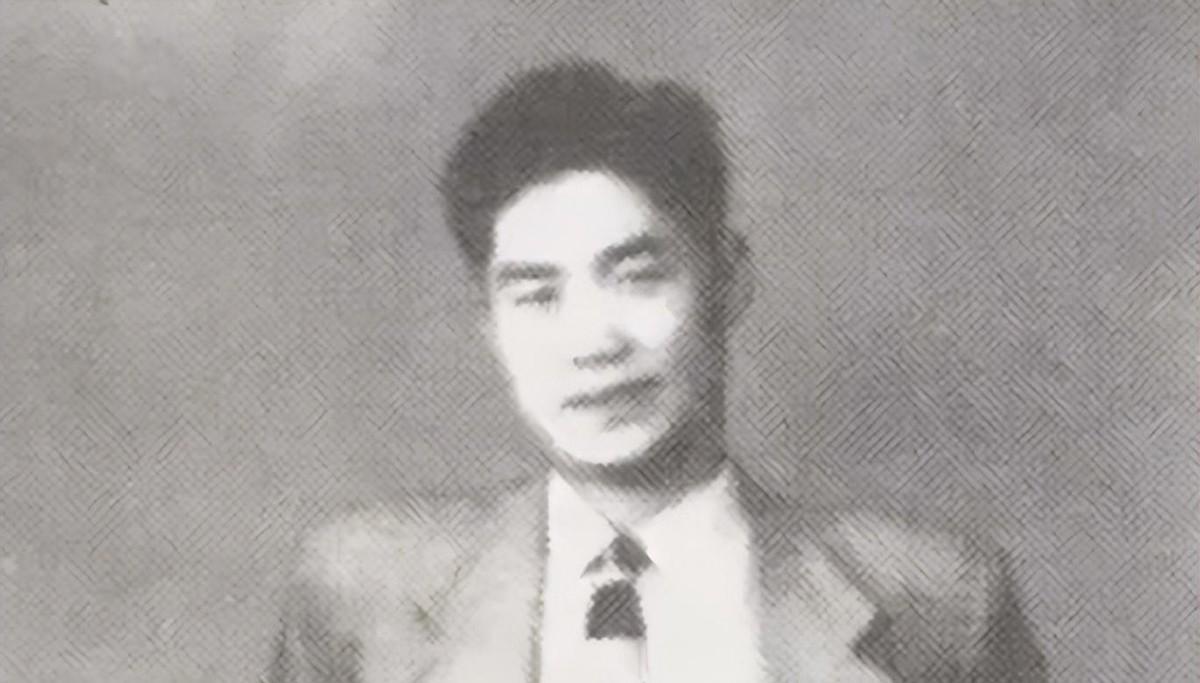 1946年初春的上海，寒气裹着细雨打在黑色轿车的窗玻璃上。吴仲禧的中将制服口