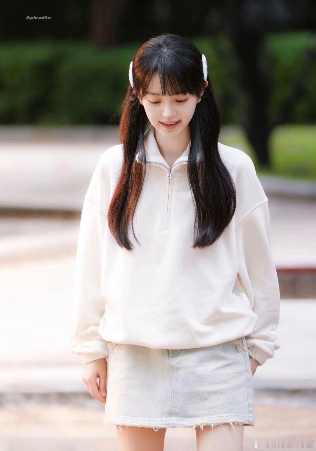 看见了吗？这就是降维打击式选角！田曦薇往镜头前一站，连空气都自动切换偶像剧滤镜。