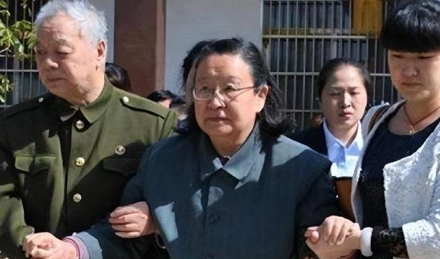 1984年湖南韶山，一个平凡而又不平凡的日子。伟人故居迎来了一位特殊的访客。她携