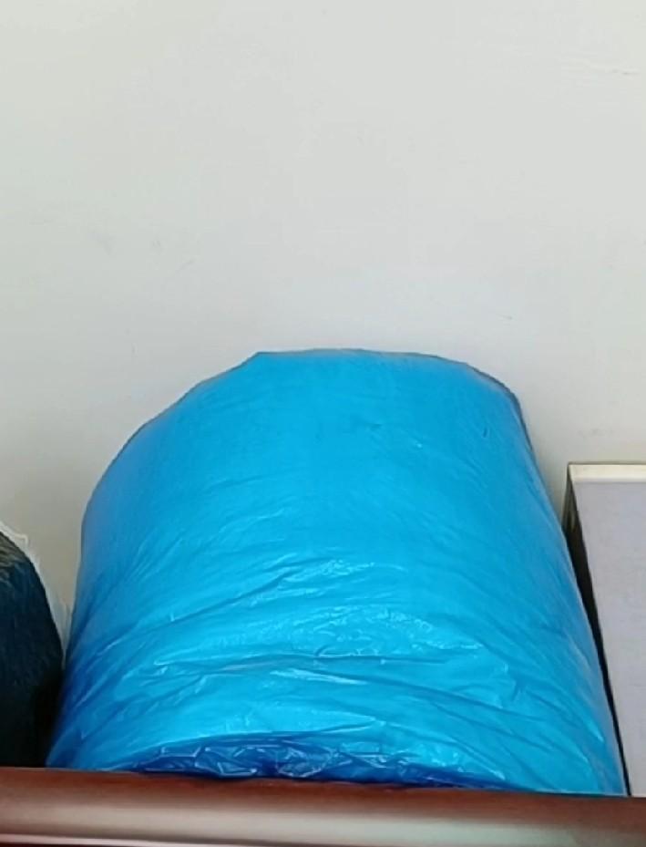 朋友跟我讲了一件烦心事。口罩期的一个冬日，朋友的父亲大腿骨折，在医院做了手术。