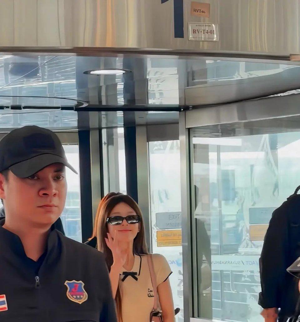 靠底层人民挣了大钱的赵露思就是不一样，华伦天奴穿的像地摊