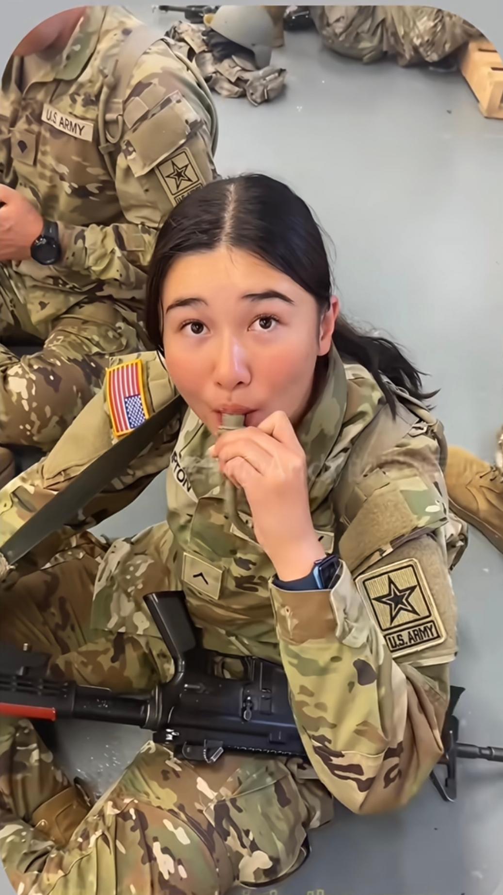 小姑娘好漂亮啊，有点关咏荷年轻时候的模样。嗯，可以说心里的话，“为了钱”直言不讳