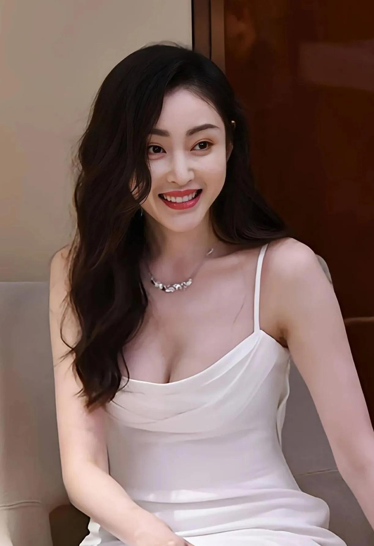 被张天爱狠狠惊艳到❗一袭白色吊带鱼尾长裙，简简单单的白色，却穿出满满的氛围感。