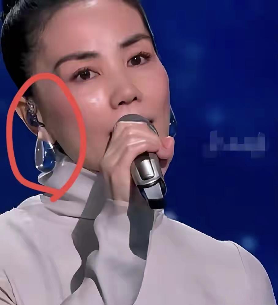 王菲春晚：被网友调侃的“洗衣凝珠”耳环，实则是丹麦小众品牌MONIES的“泪滴