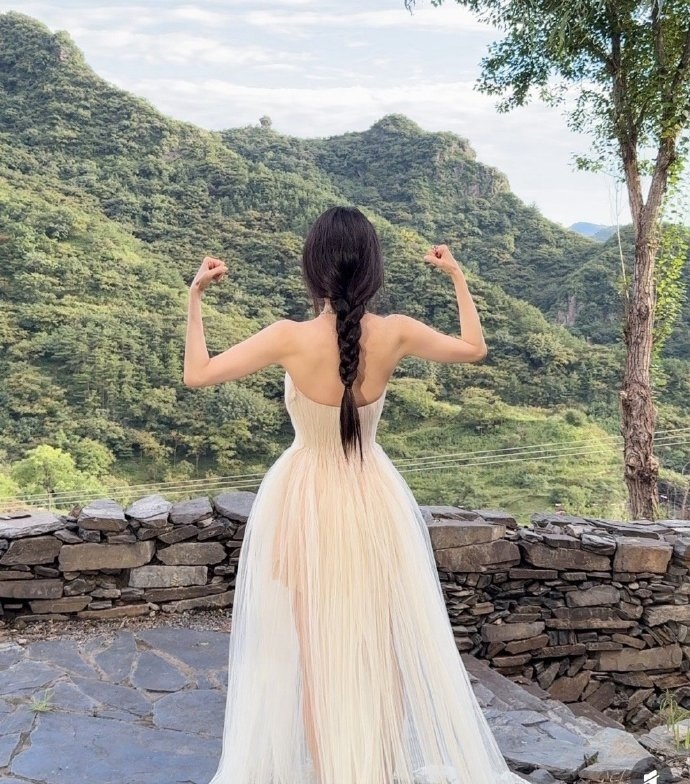 39岁的杨幂这身材不得不说太好了，又瘦又有肉，这状态也是没谁了​​​