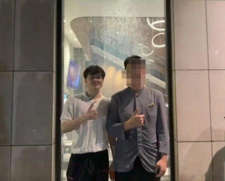 威朗普是对的！粉丝偶遇晒照：昨日赛后Xun与BLG选手一起去聚餐了第一赛段输给滔