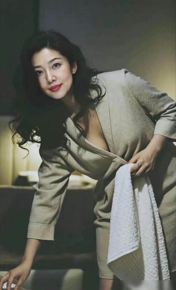 高端的猎人总是以猎物的姿态出现。​茶叶市场​一个丰韵十足的少妇在店里茶台