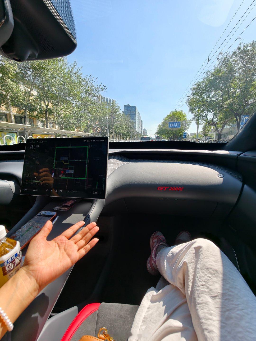 这两天北京代步车，小米YU7GT这个车厘子红有点帅也是第一次见全英文系统的小米[微笑]（也不知道谁设