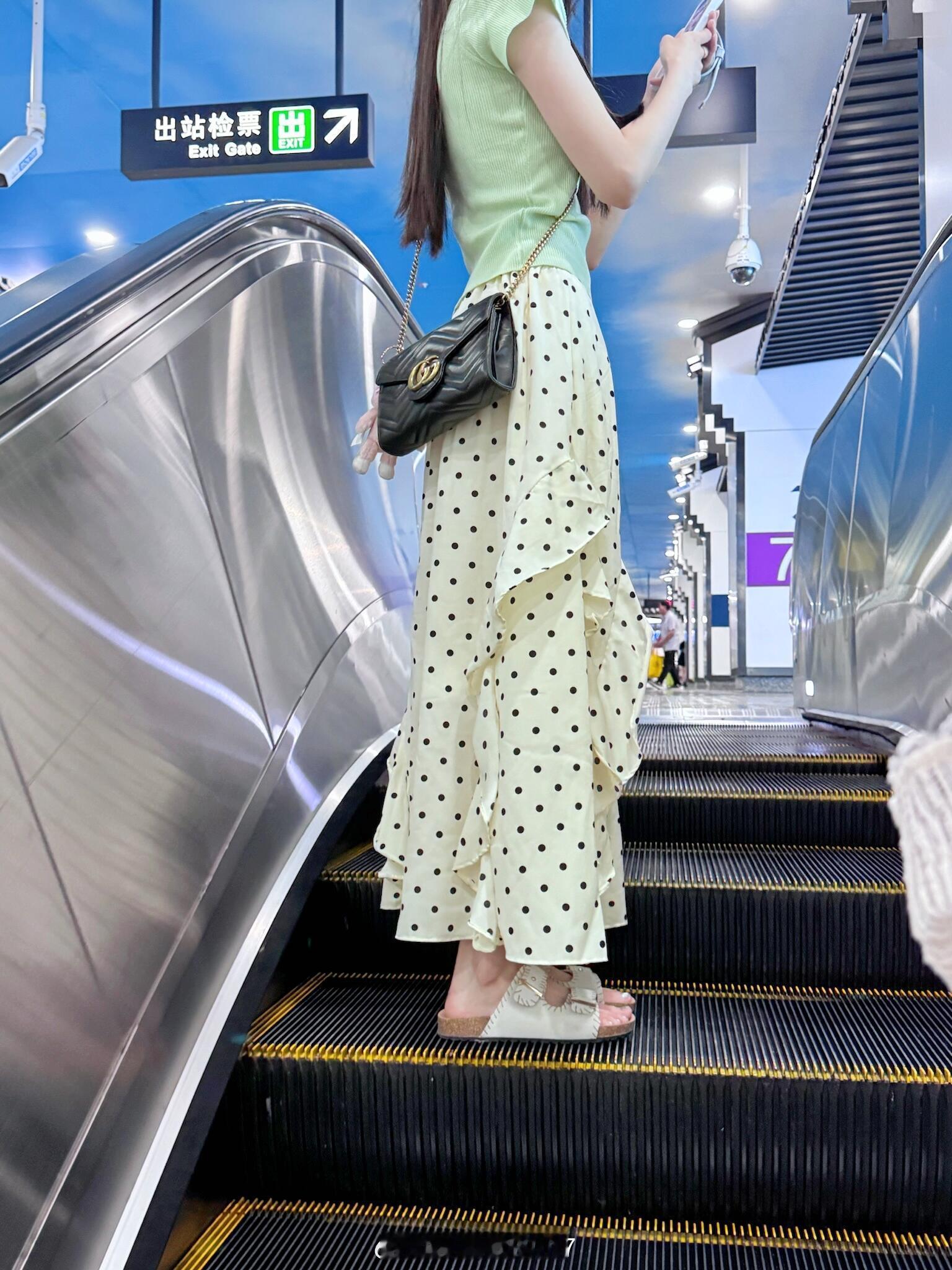 我k!我k!坐地铁看到的!!!坐地铁的时候一眼就看上了小姐姐的鞋子后面跟了一路啊