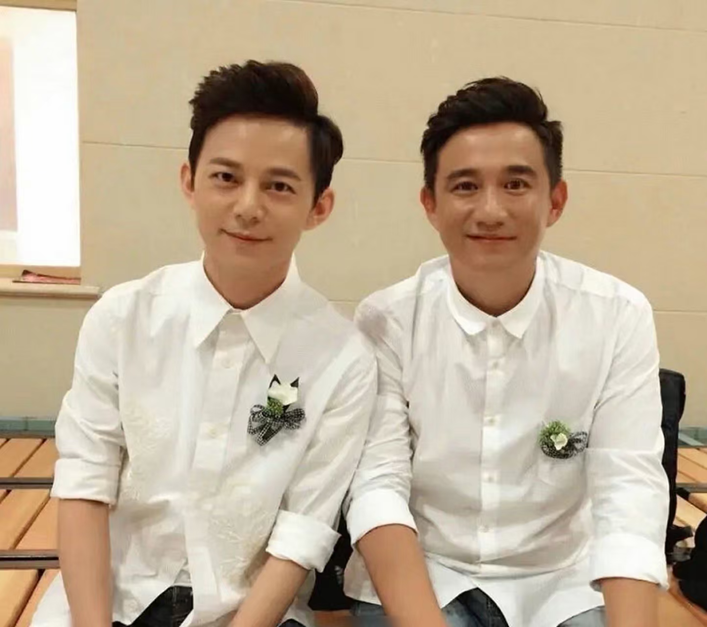 难怪何炅和黄磊关系好，两人都好贴心啊！网友花1280元买了黄磊主演的话剧门票，记错日期错过了，发文表