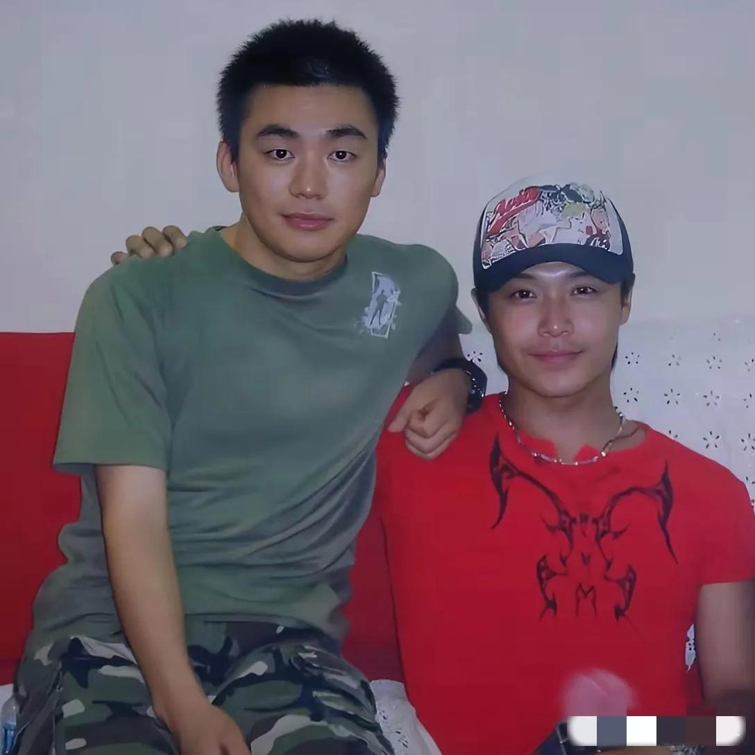 哇塞，年轻时的王宝强真是疏眉朗目，清秀帅气，英姿昂藏，气质尔雅哈，这颜值绝对碾压