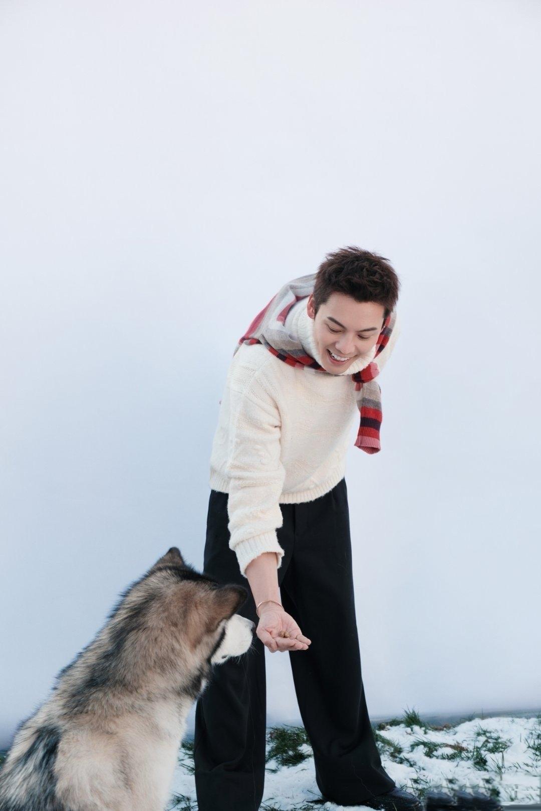 陈伟霆“下班威胁”：可爱真实，治愈力满分在某综艺录制现场，陈伟霆一句“它咬了