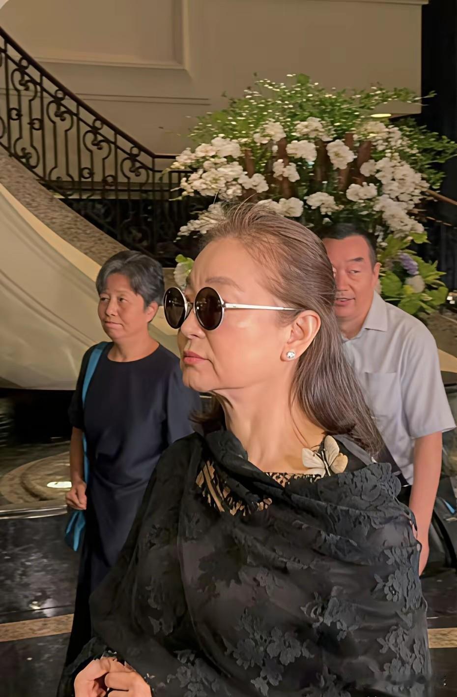 林青霞一夜苍老，她失去了好闺蜜施南生，施南生对林青霞有知遇之恩，两人情同姐妹，林