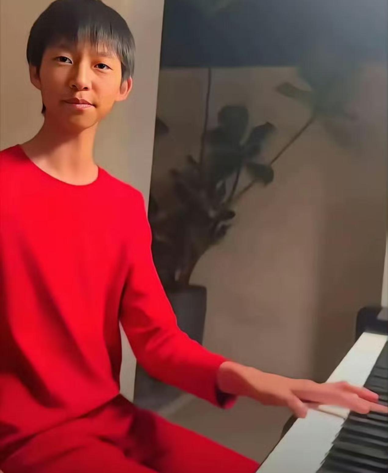 基因真神奇，姚晨的儿子，居然没有遗传她的大嘴巴，不过这手还挺漂亮的！​​​