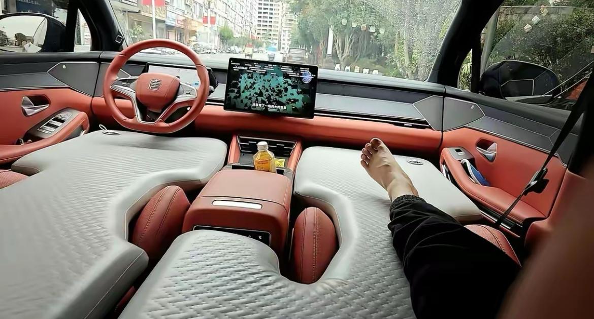 副驾这么操作忍了，主驾也这么搞安全隐患太大了