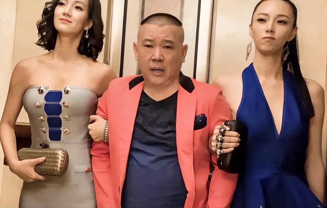 郭德纲先生这里是怎么了？被两个女士架着，看起来有些心神不宁。其实这种情况姜