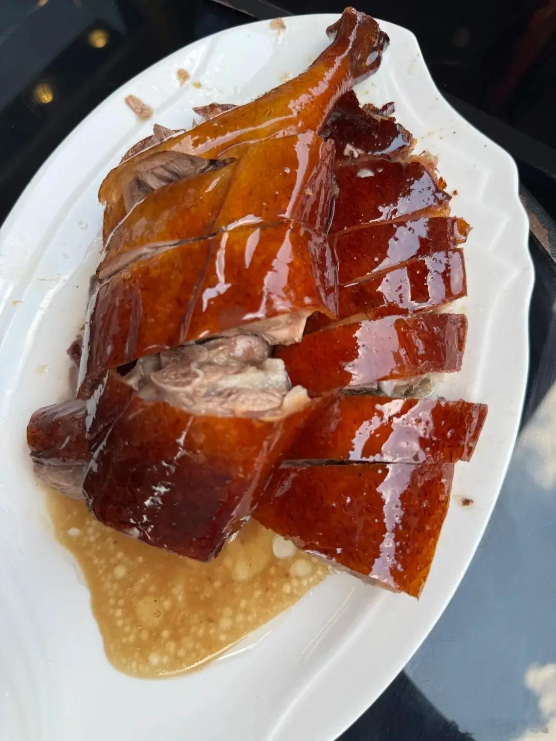 鹅腿阿姨卖的是鸭腿鸭便宜多了，在东莞的烧腊店烧鸭和烧鹅价格差一大截，或者说，