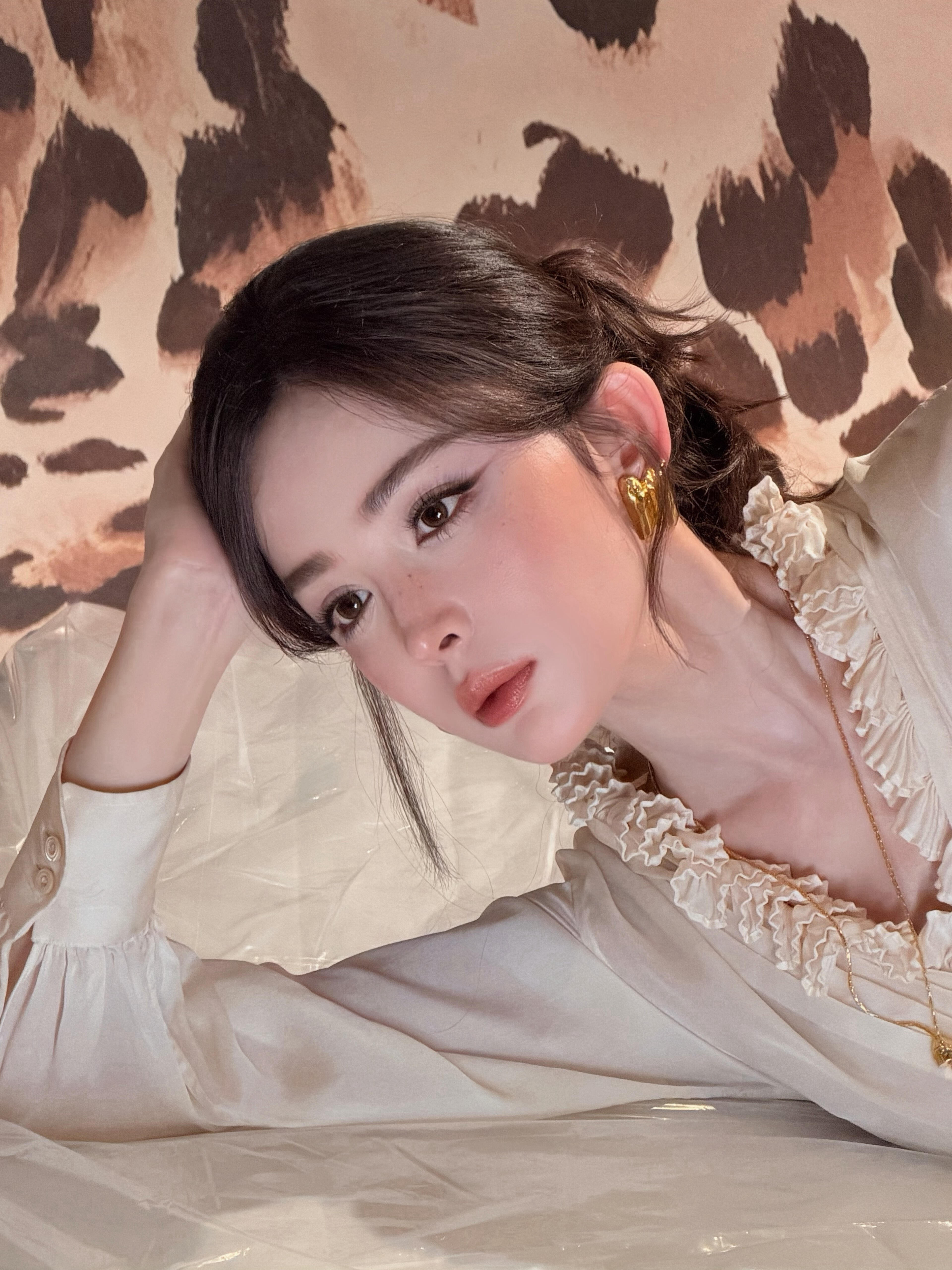 娜扎撒娇对我很管用娜扎顶着御姐脸净干些甜妹的事娜扎的反差感也太戳人了！长着一张冷