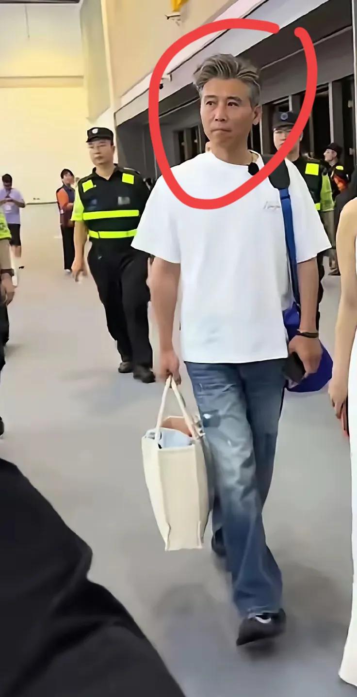 曾经的男神如今也老了，今年也52了，李乃文是圈内公认的实力派演员，如今的状态从容